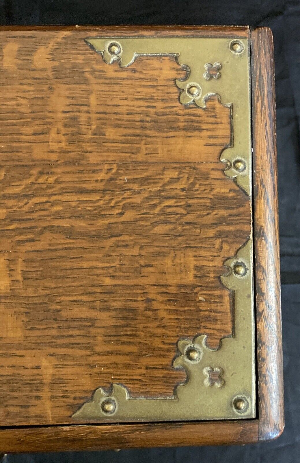 ENGLISH EDWARDIAN GILT METAL-MOUNTED OAK SMOKERS BOX CADDIE CHEST