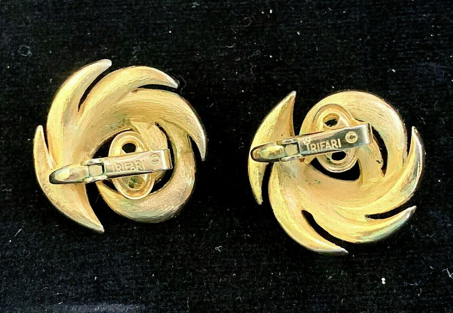 1950's Crown Trifari White Enamel Swirl Brooch Pin and Earrings Set