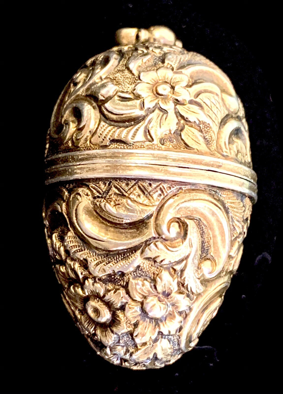 Ornate Silver Gilt Repousse Cachou Patch Snuff Box Georgian London 1760 Pendant