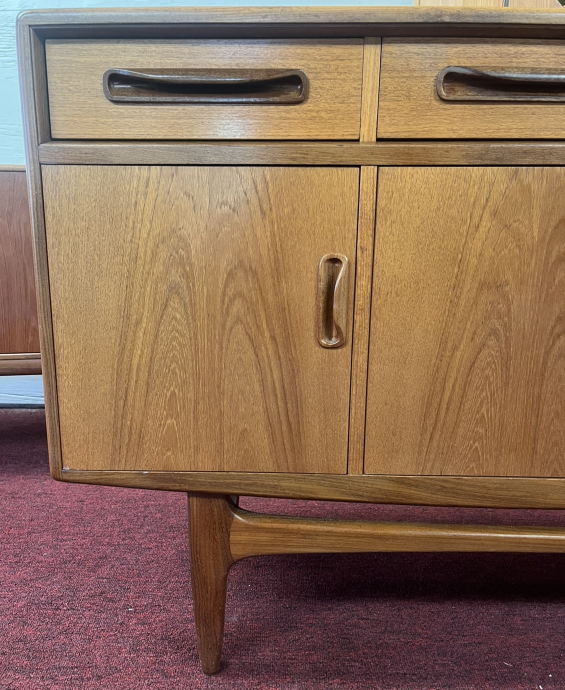 MID-CENTURY MODERN TEAK SIDEBOARD BUFFET CREDENZA by G PLAN 'FRESCO'