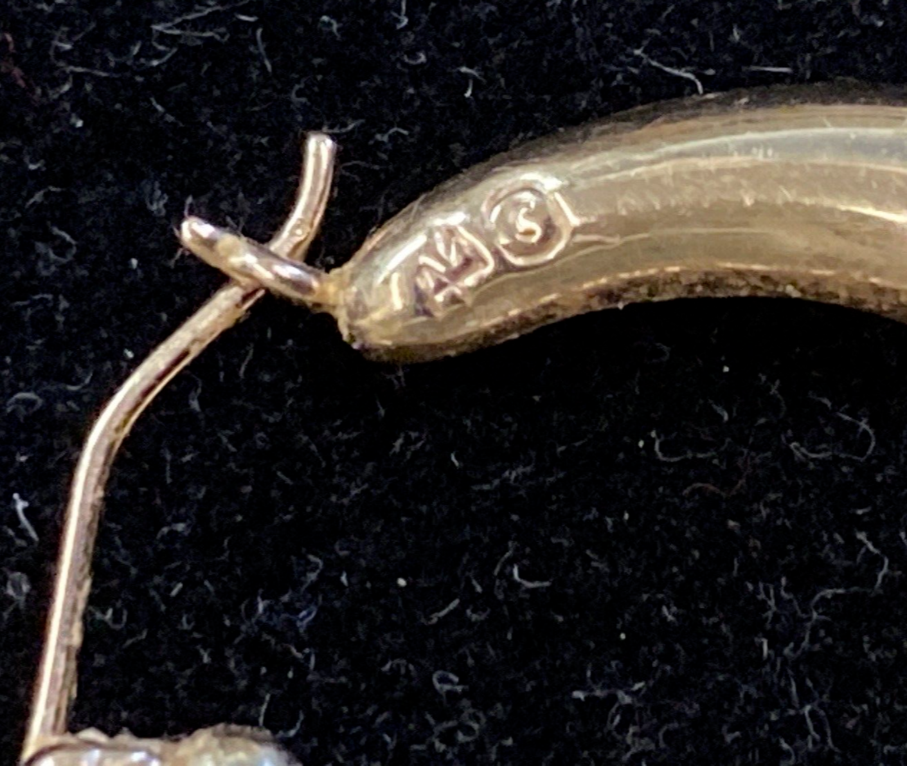 14K Yellow Gold "V" Shaped Hoop Pierced Earrings Vtg  3.8g  1.5" x 1"  Exc CB15