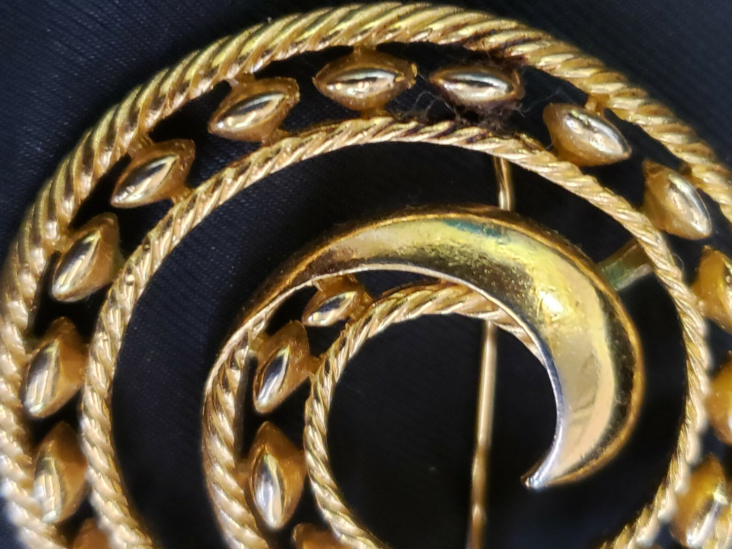Jewels By Trifari Interlude Gold Tone Circle Swirl Vintage Pin Brooch