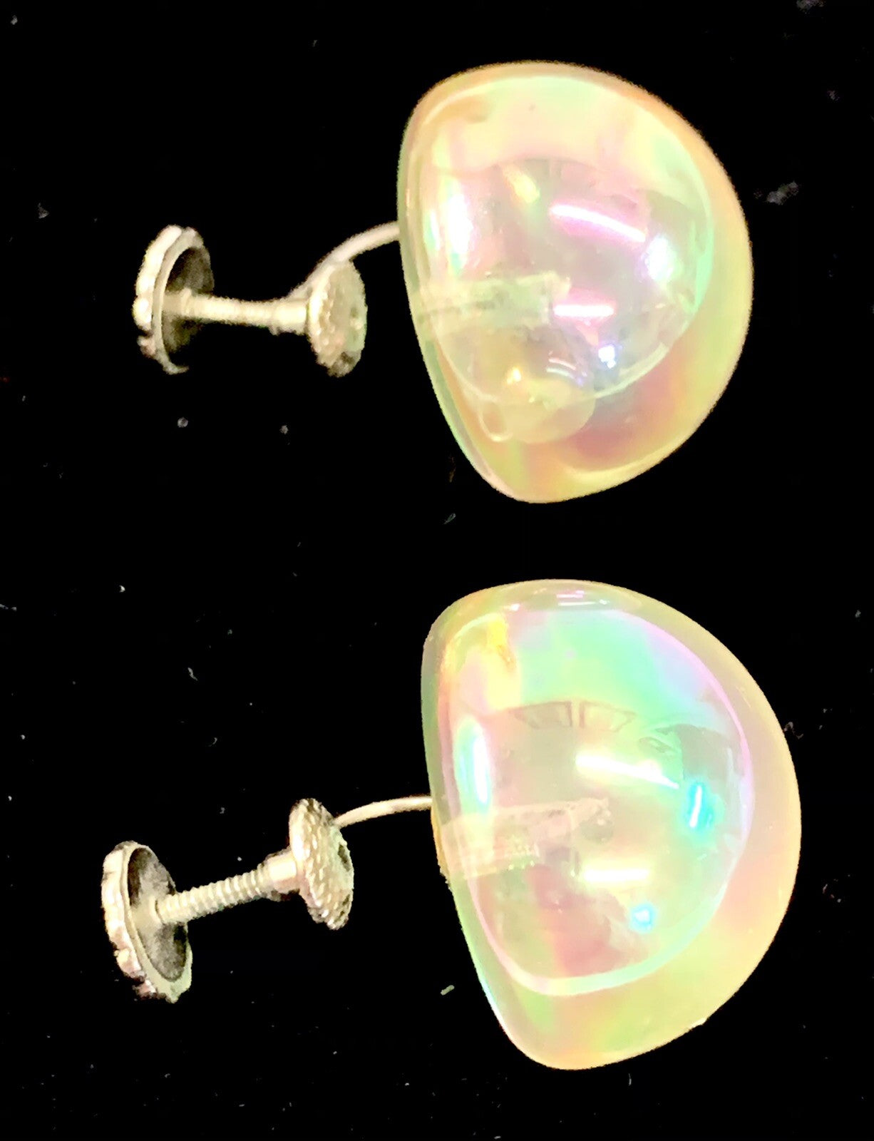 VTG.RICHELIEU WHITE IRIDESCENT LUCITE SCREW BACK EARRINGS