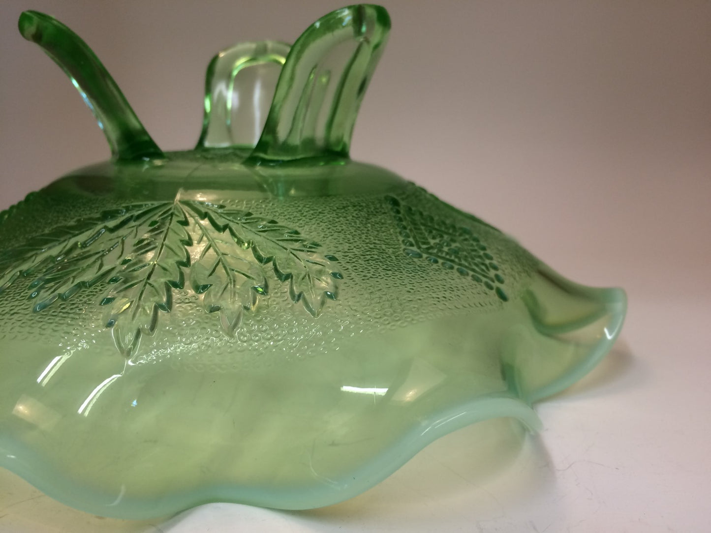 JEFFERSON GLASS  Ruffled  Green OPALESCENT Leaf & Diamond 3 footed 8-3/8" Bowl