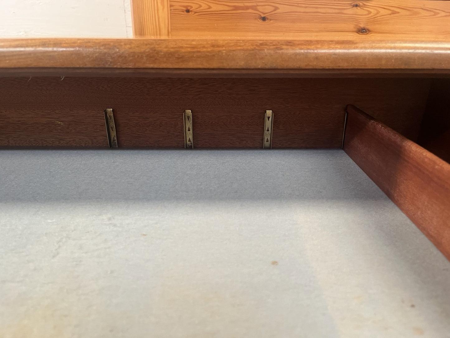 MID-CENTURY MODERN TEAK SIDEBOARD BUFFET CREDENZA by G PLAN 'FRESCO'