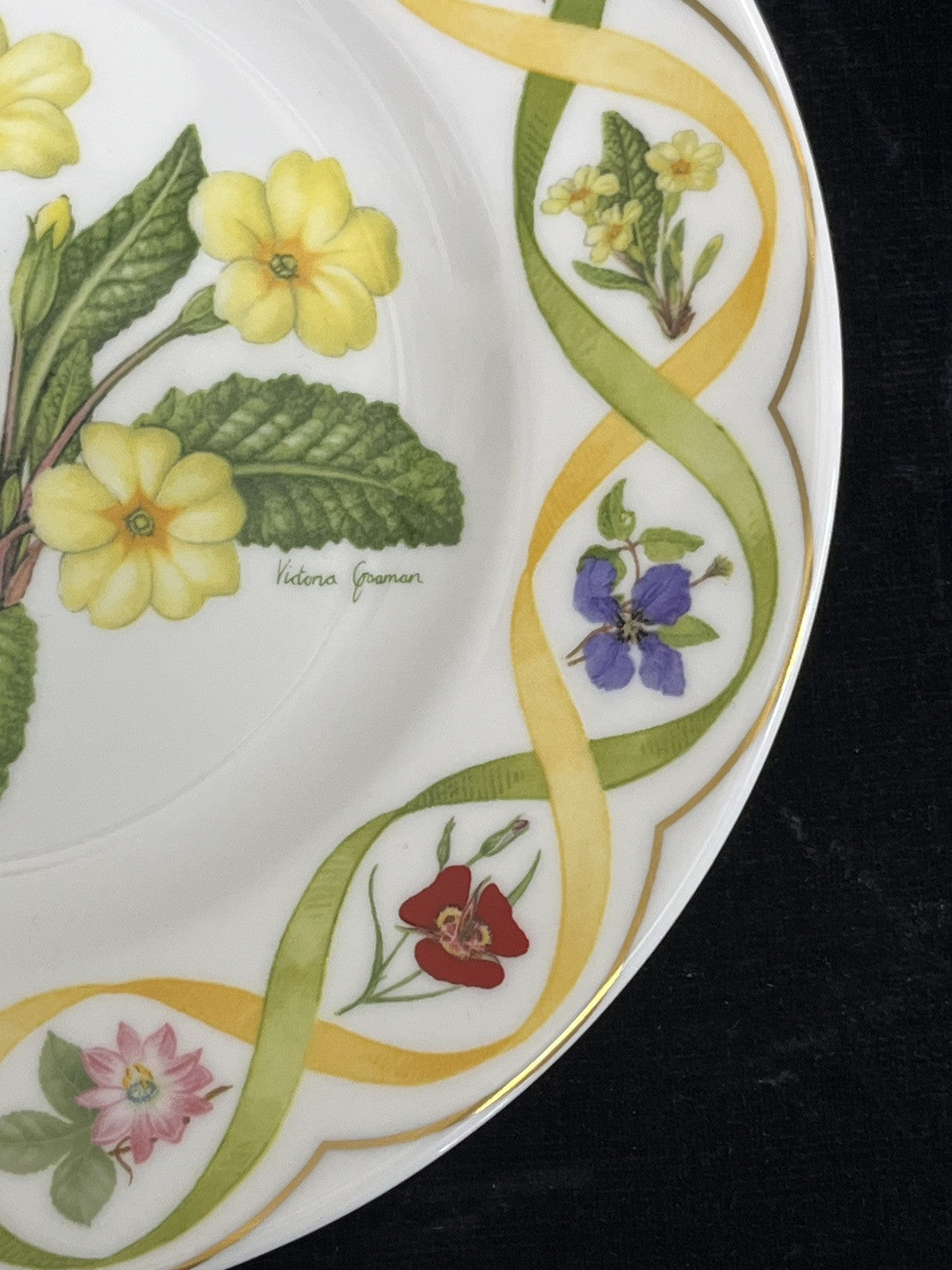 Wedgwood "The Flower Artists of Kew" Primrose Plates Set of 2 - 8.25"