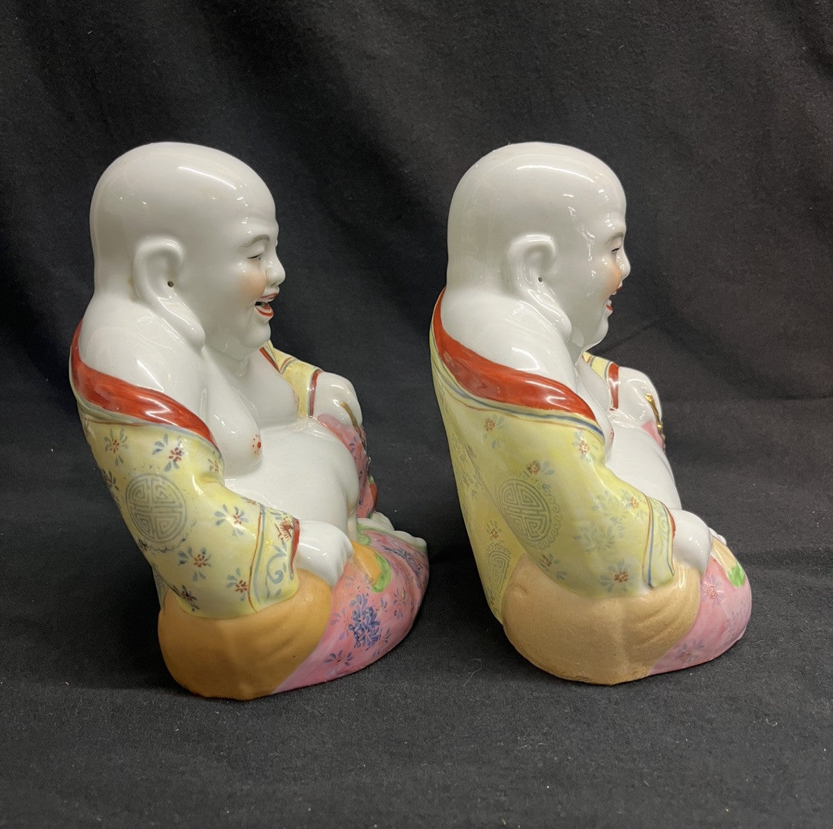 PAIR OF CHINESE FAMILLE ROSE PORCELAIN FIGURES OF SEATED BUDAI BUDDAH
