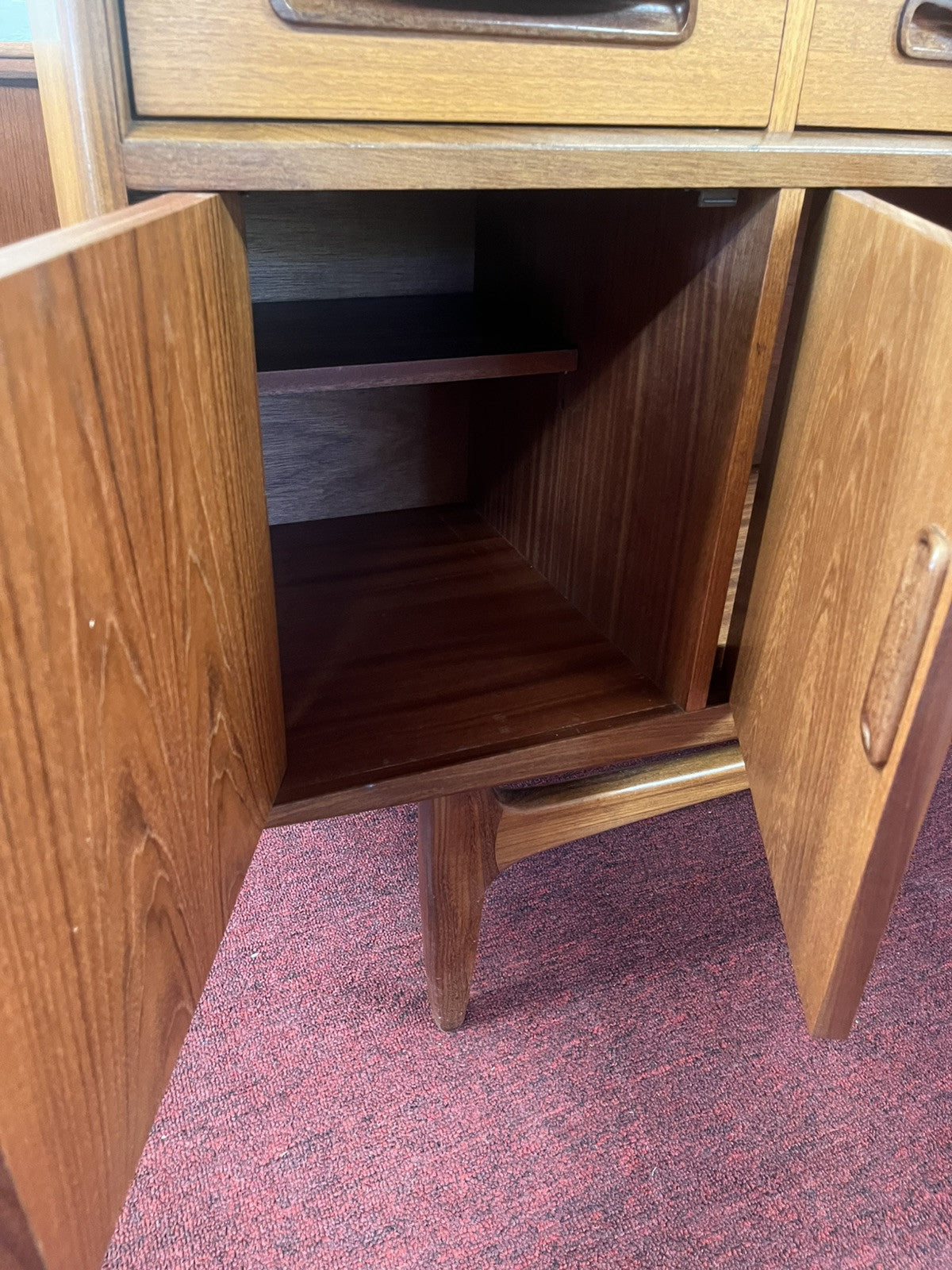 MID-CENTURY MODERN TEAK SIDEBOARD BUFFET CREDENZA by G PLAN 'FRESCO'