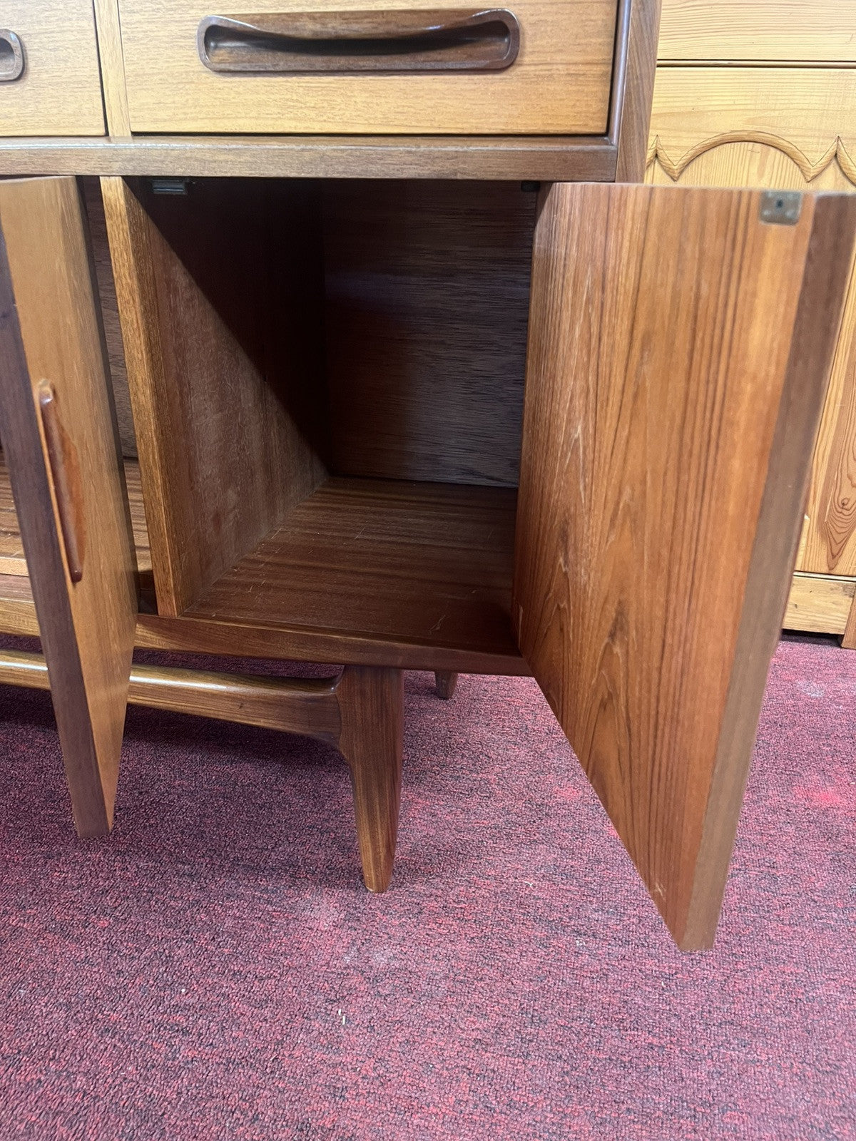 MID-CENTURY MODERN TEAK SIDEBOARD BUFFET CREDENZA by G PLAN 'FRESCO'