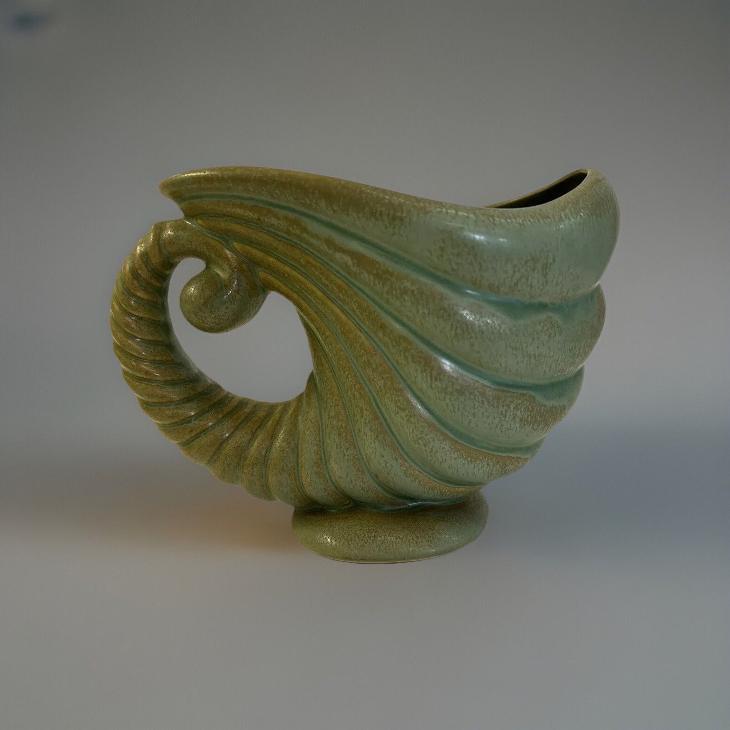 ROSEVILLE U.S.A. 556-6" CORNUCOPIA  Green Horn of Plenty Capri Line